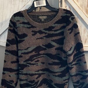 Barefoot Dreams Men's Black and Brown Camouflage Crewneck Sweater